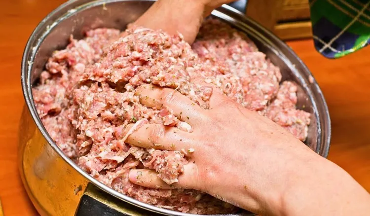 Zetrzyj na tarce i wrzuć do masy na mielone. Kotlety będą bardziej soczyste i pełne smaku