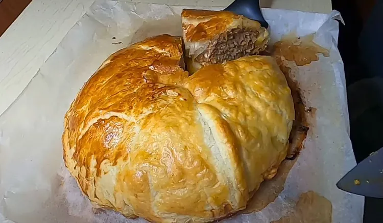 Owiń mięso mielone ciastem francuskim i wstaw do piekarnika. Ten obiad starcza na kilka dni