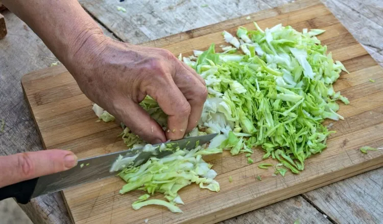 Siekam młodą kapustę i mieszam z kilkoma dodatkami. Ta surówka jest lepsza niż z restauracji