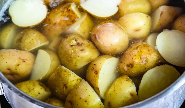 To najlepsza zupa, jaką ugotujesz z młodych ziemniaków. Smakuje jak marzenie