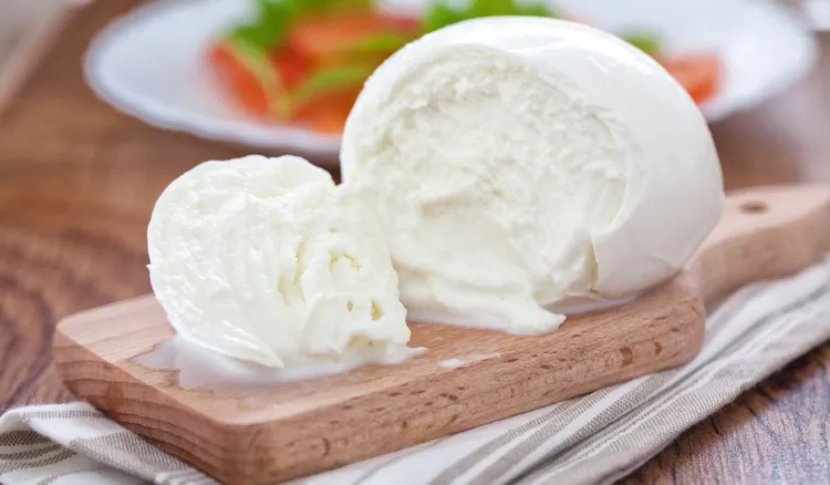 Przestałem kupować mozzarellę w sklepie. Robię ją w domu, z paru składników