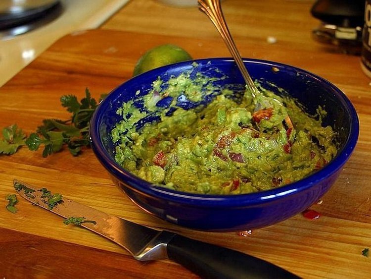 Crostini z guacamole i wędzonym łososiem – chrupiące grzanki z dodatkami
