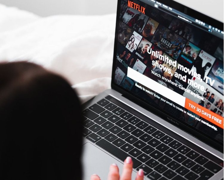 Netflix bierze się za kolejne kultowe tytuły. Nie wiadomo czy się cieszyć, czy płakać