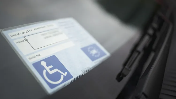 Karta parkingowa bez wizyty w urzędzie. Ten obowiązek ma wreszcie zniknąć