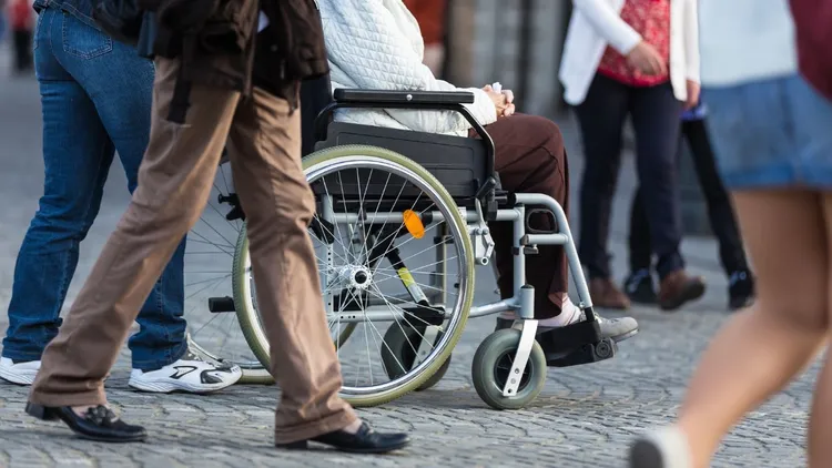 Nowy program wsparcia z limitem wieku. Seniorzy po 65. roku życia całkowicie wykluczeni