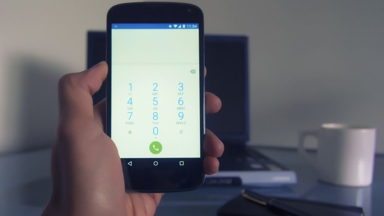 Dzwoni z numeru stacjonarnego, podszywa się pod DPD lub OLX. Wiele osób już straciło pieniądze