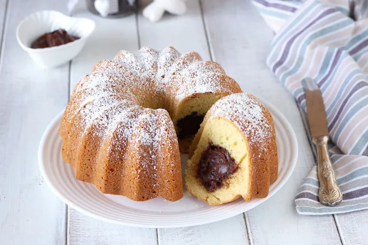 Ta babka wygląda jak deser z cukierni. Zamiast kolejnego suchego ciasta robię włoską ciambellę