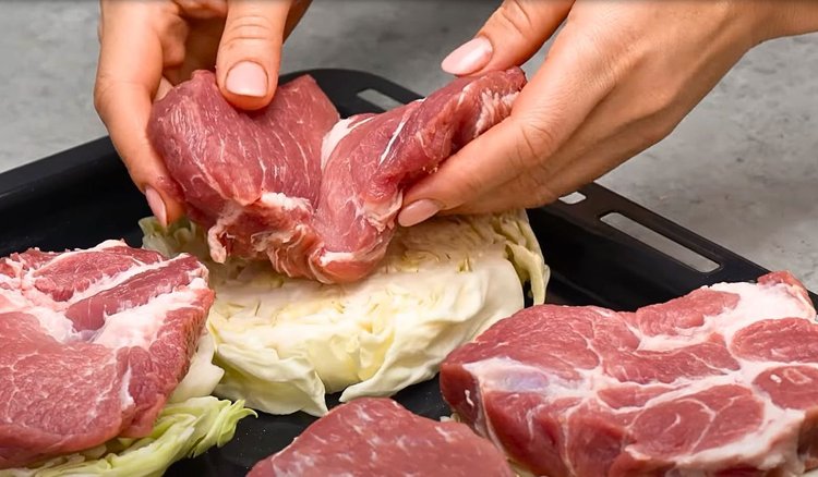 Pokrój kapustę na plastry i ułóż na niej mięso. Rodzina co tydzień prosi mnie o ten obiad