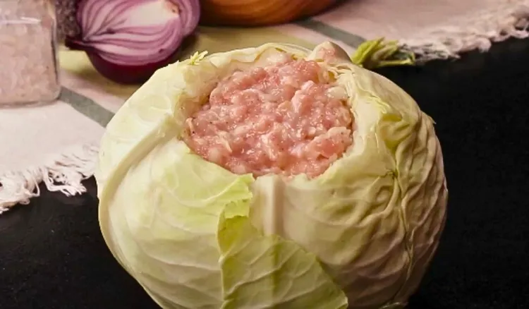 Pakuję mięso do kapusty i kładę ją do gara. Ten obiad jest lepszy niż bigos i gołąbki