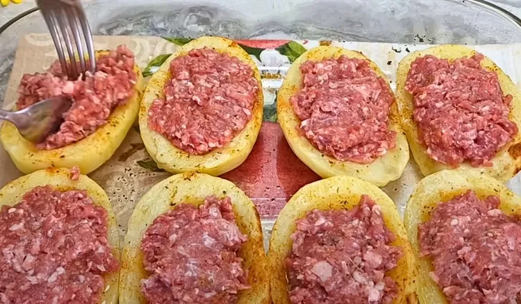 Wydrąż ziemniaki i wypchaj mięsem mielonym. Ten obiad to hit w moim domu