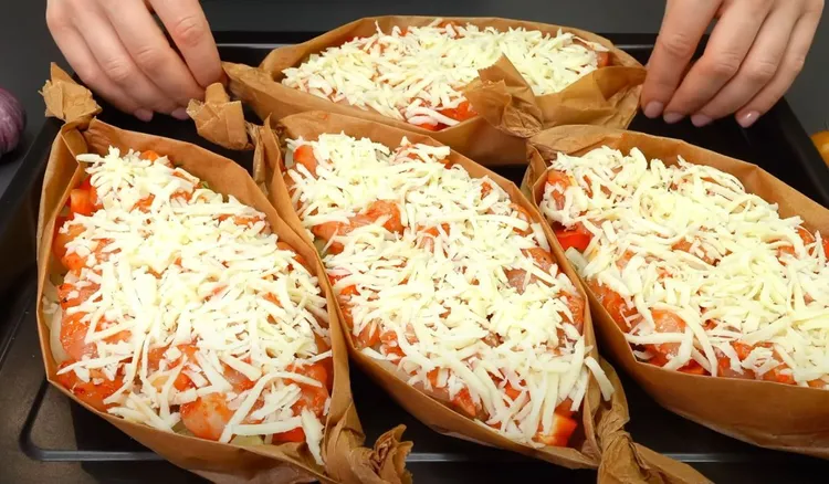 Kroję pierś z kurczaka i zapiekam z dodatkami. Ten prosty, ale elegancki obiad podam na Dzień Chłopaka