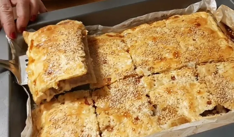 Łączę ciasto francuskie z mięsem i wstawiam do piekarnika. Nie znam szybszego sposobu na obiad