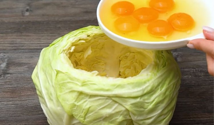 Wlewam jajka do kapusty i dorzucam mielone. Nigdy nie jadłam lepszego obiadu