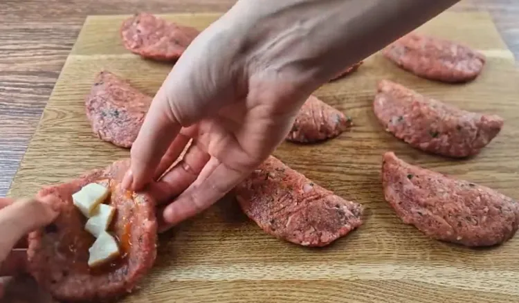 Układam nadzienie na mięsie i ugniatam jak pieroga. Po ugryzieniu smak jak ze snu