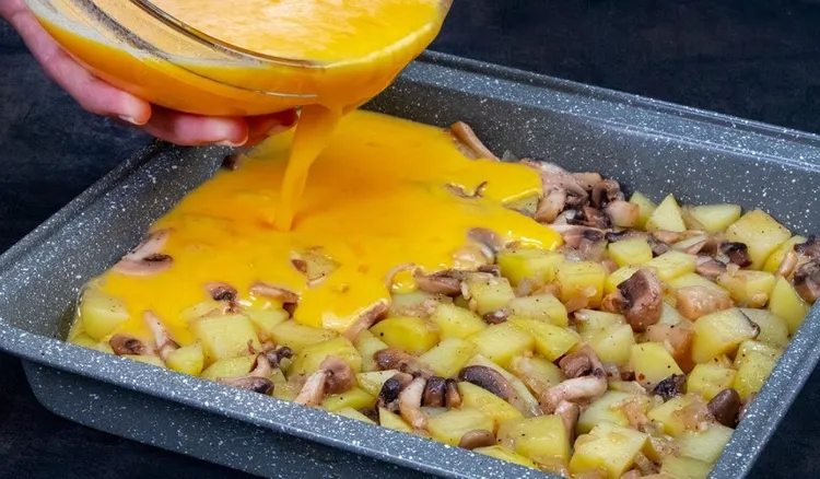 Kroję kilka składników i zalewam je tą masą. Taki obiad bez mięsa mógłbym jeść nie tylko w piątek