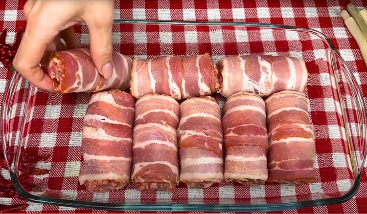 Zawijam mięso mielone w plastry boczku i zapiekam. Mąż ciągle prosi mnie o ten obiad