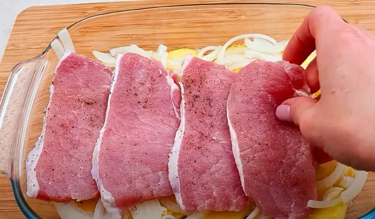 Ułóż ziemniaki, cebulę i plastry schabu. Mój mąż co tydzień prosi o ten obiad