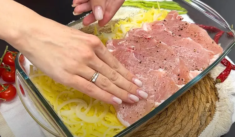 Zetrzyj ziemniaki i ułóż na nich plastry schabu. Mąż prosi mnie o ten obiad co tydzień