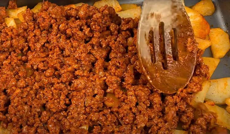 Podsmaż mięso i zapiecz z ziemniakami. Pyszny obiad w kilka chwil