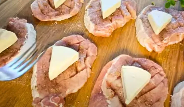 Kroję schab i układam serki topione. Rodzina co tydzień prosi mnie o ten obiad