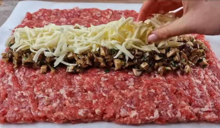 Układam kilka dodatków na mięsie mielonym i zawijam w rulon. To ostatnio mój ulubiony obiad