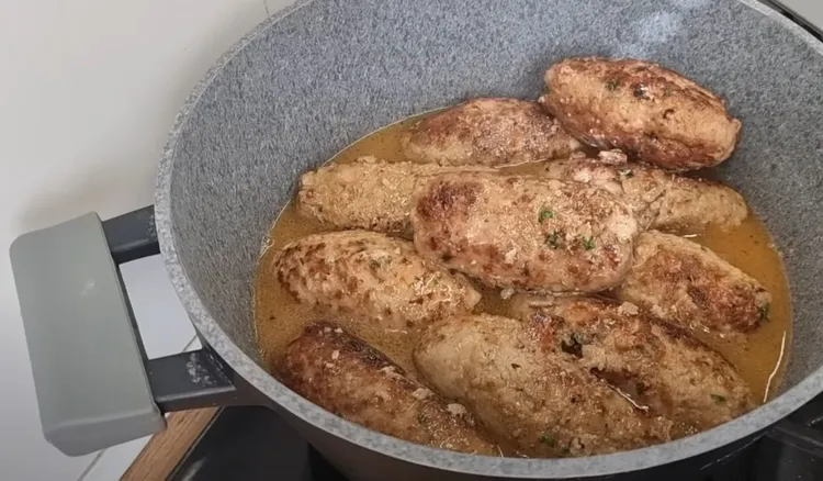 Ułóż w rondelku i zalej sosem. Takie zrazy to moj ulubiony obiad na weekend