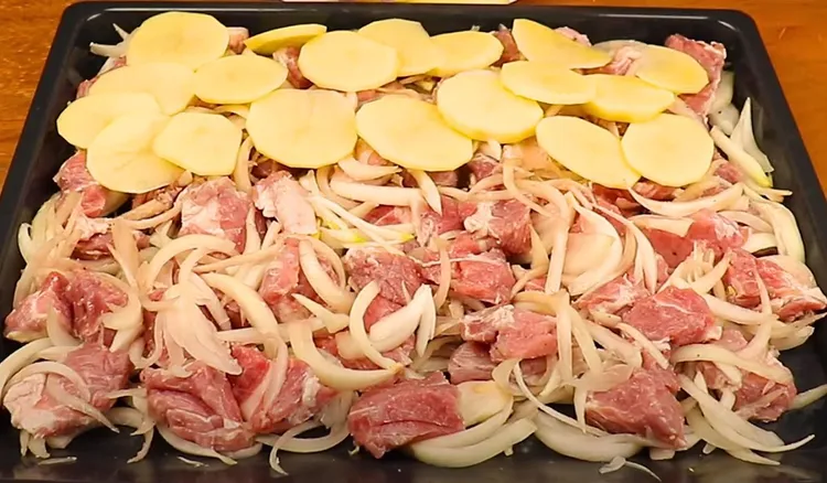 Pokrój karkówkę, ułóż cebulę i przykryj ziemniakami. Mąż co tydzień prosi mnie o ten obiad