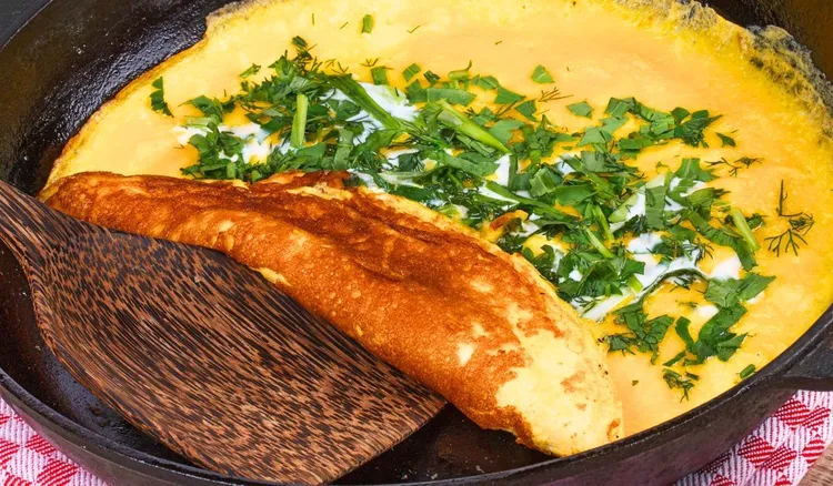 Omlet z serka wiejskiego i jajek. Proste i pyszne śniadanie