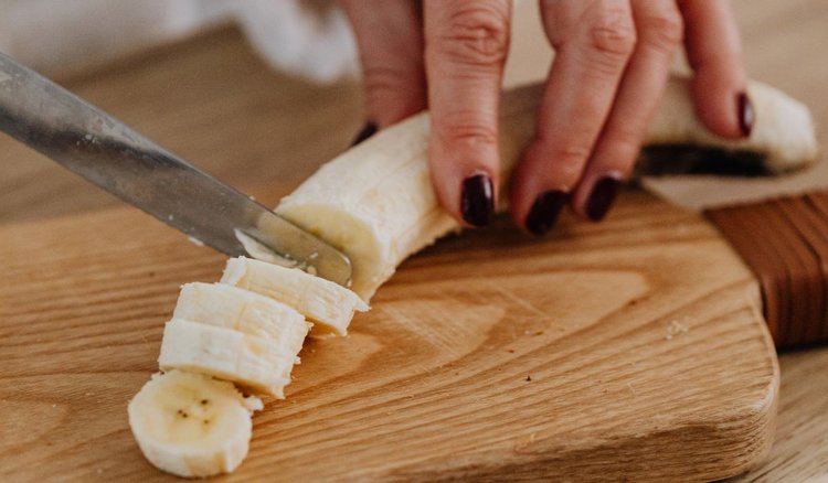 Pokrój banana i wrzuć do miski z dodatkami. Najlepsze śniadanie za mniej niż 4 zł