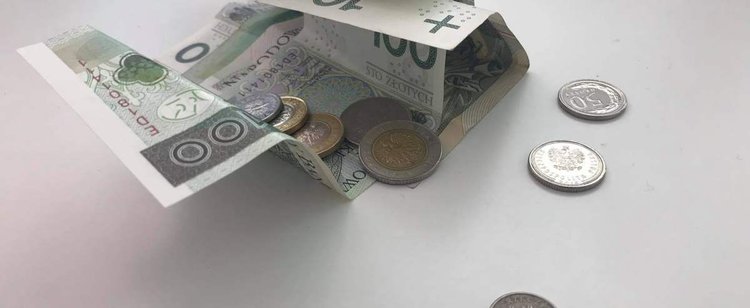Klin podatkowy coraz potężniejszy. Zarobisz 2 tys., a zabiorą 3,3 tys. zł