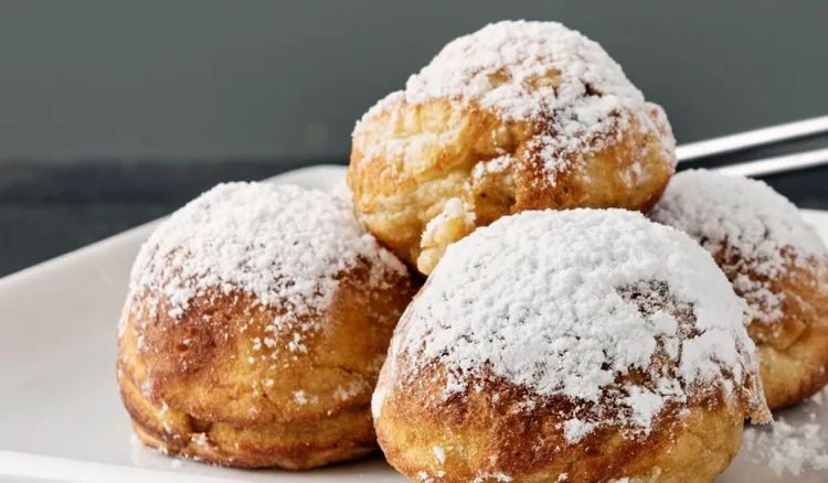 Nie czekam, aż wyrośnie ciasto na klasyczne pączki. Stawiam na te szybkie placuszki, zawsze wychodzą