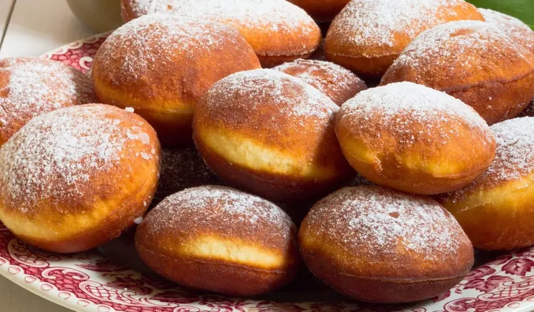 Najlepsze pączki zrobisz bez jajek i mleka. Ten przepis to hit