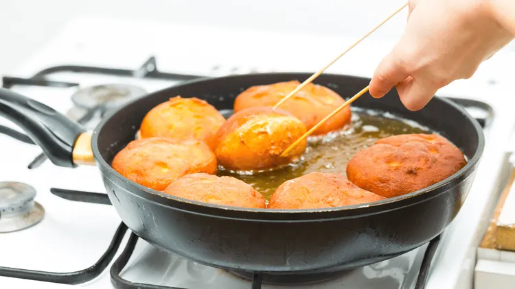 Na tym oleju nie smaż pączków. Podniesie ciśnienie i cholesterol, a wcale nie sprawi że będą lepsze