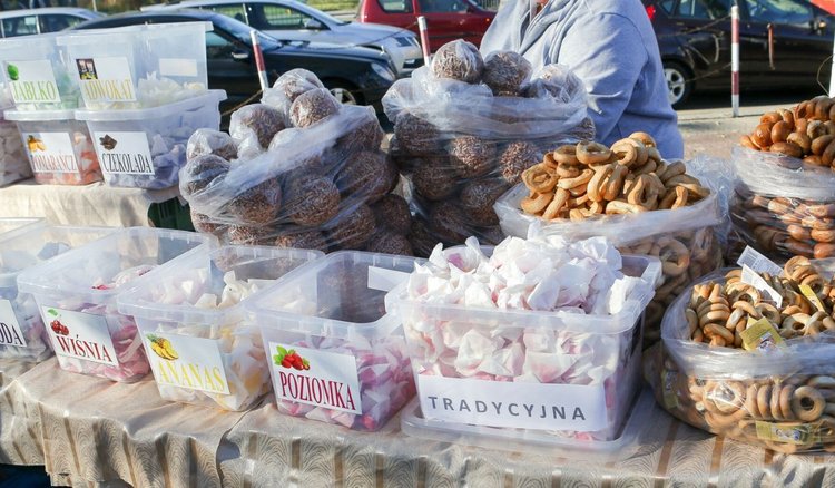 Dachówki, szczypki i pańska skórka. Cmentarne przysmaki dziś znów skuszą tysiące Polaków