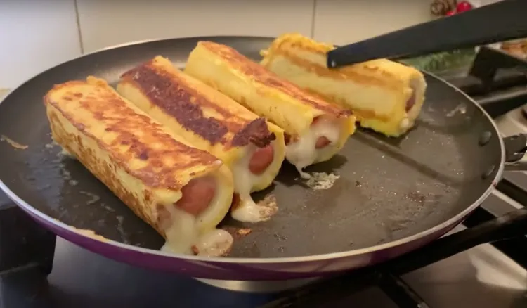 Parówki zawijam w chlebie z serem i panieruję. Po usmażeniu smakują nieziemsko