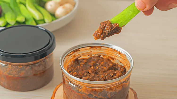 W PRL-u znali ją wszyscy, dziś wraca do łask. Pasta kanapkowa "awanturka" ma tylko kilka składników