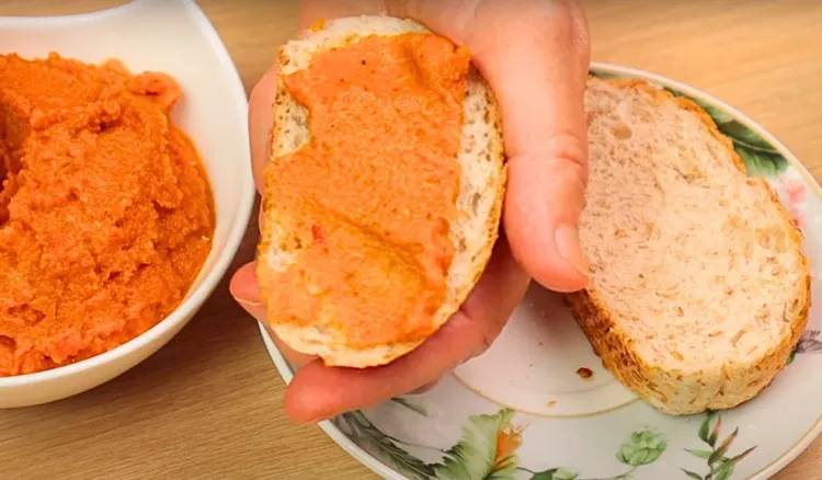 Latem to moje ulubione śniadanie. Pastę na kanapki robię z taniego warzywa