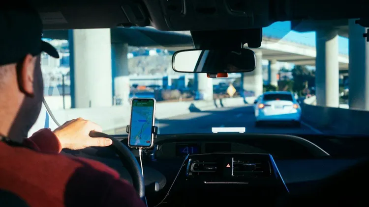 Uber puszcza oko do seniorów. Technologiczny krok w tył może uratować firmę