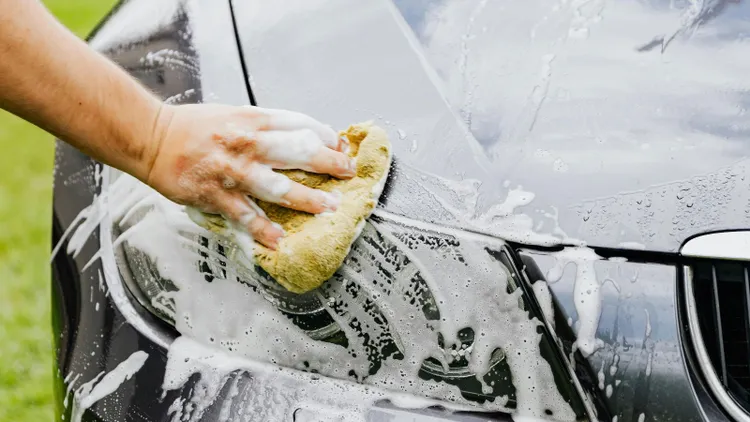 Myjesz auto na posesji? Za prosty błąd możesz zapłacić nawet 500 zł kary. Kierowcy często nie znają tego przepisu