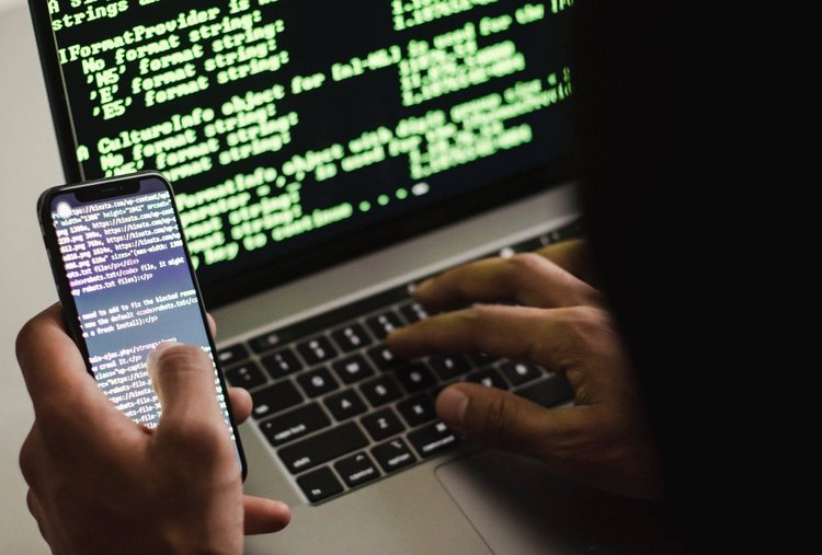 Apple i Google potwierdzają: służby śledzą obywateli przez powiadomiena push