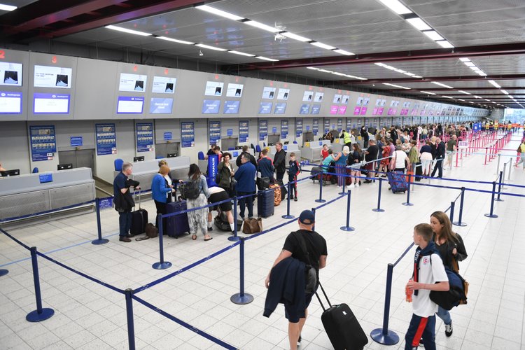Jak bezpiecznie korzystać z publicznych sieci Wi-Fi? O tym trzeba wiedzieć