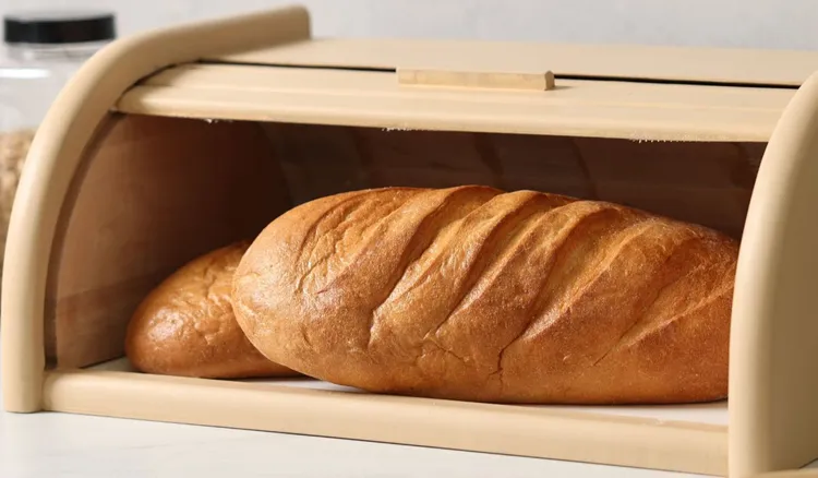 Wyjmij z szafki kuchennej i włóż do chlebaka. Pieczywo pozostanie świeże na dłużej