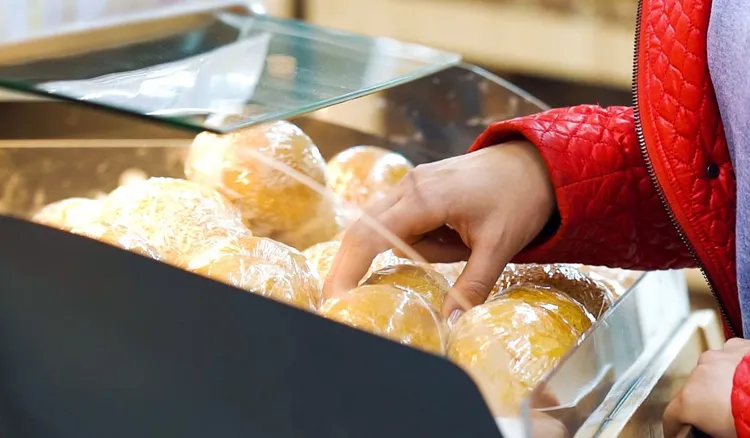 Koniec z bezkarnym macaniem pieczywa w sklepie. Czy ten pomysł z zagranicy ma szansę działać w Polsce?
