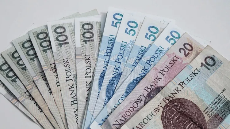 Projekt podwyżki wynagrodzeń od 700 do 1000 zł. Zmiany czekają wielu Polaków