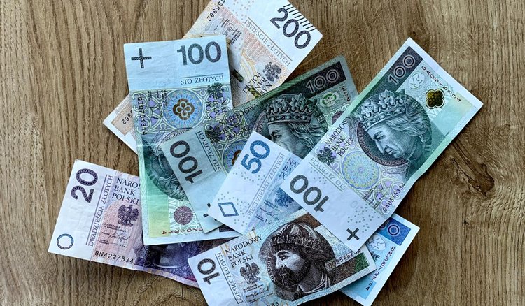Seniorka znalazła w szafie zabawkę z dzieciństwa. Zgarnęła za nią 75 tys. złotych. 