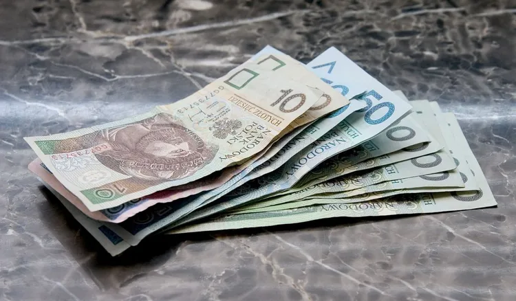 Dodatkowe pieniądze z ZUS przed emeryturą. To prawie 1800 zł co miesiąc