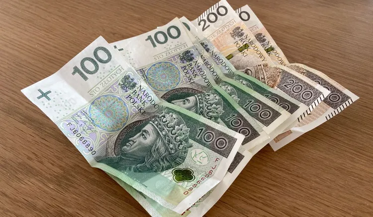 Niższe pensje dla pracujących na umowie zleceniu. Znamy wyliczenia