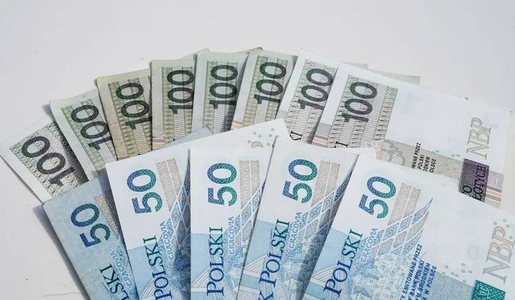 Nawet 1000 zł miesięcznie dla singli. Kiedy ruszą dopłaty?