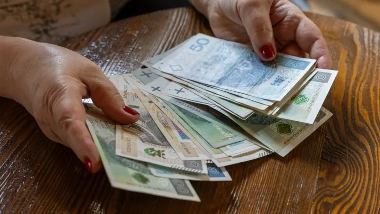 Ważne wieści dla rencistów z ZUS. Wystarczy drobny błąd, a będą musieli wszystko zwracać