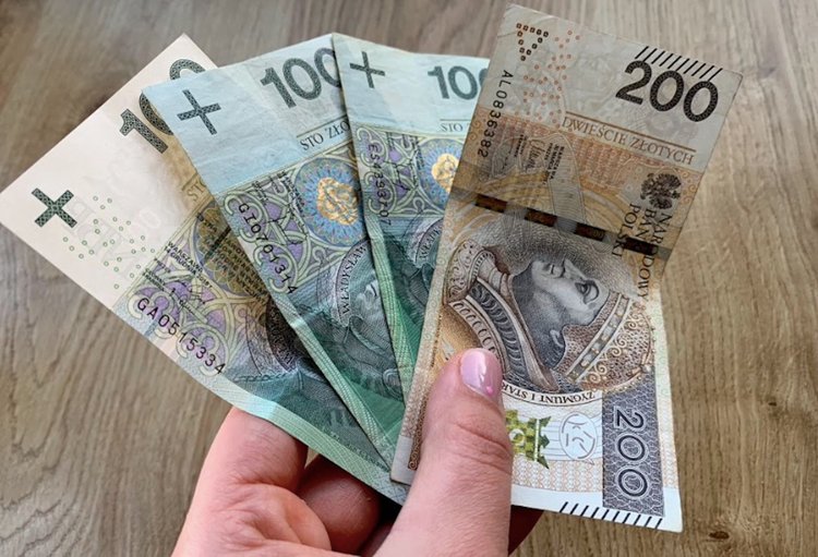800 plus od stycznia 2024 roku. Czy będą zmiany w świadczeniach na dzieci? Fala komentarzy, są deklaracje polityków